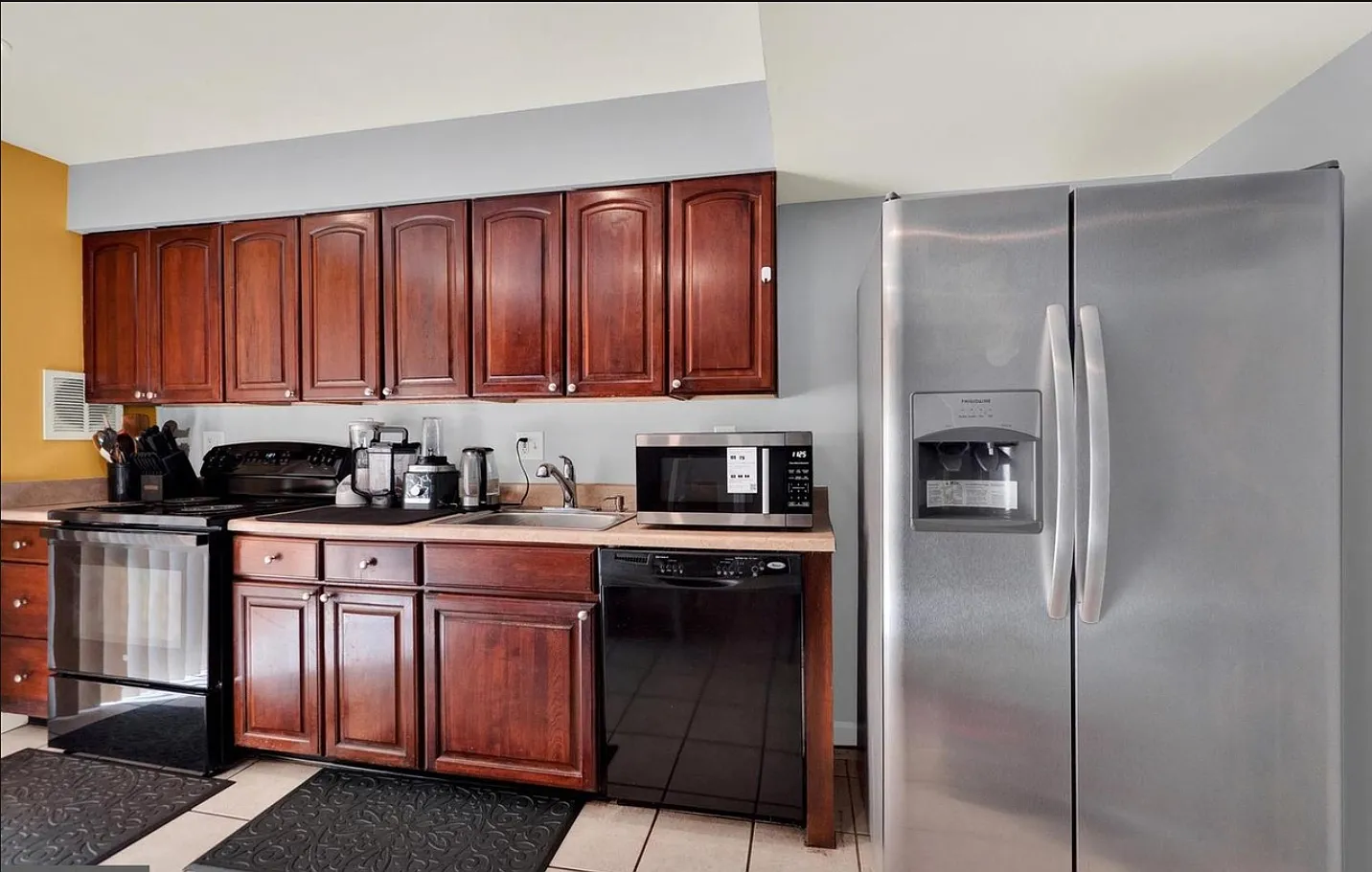 3 bed, 1.5 bath, 1024 sqft, $2,350 — Photo 4