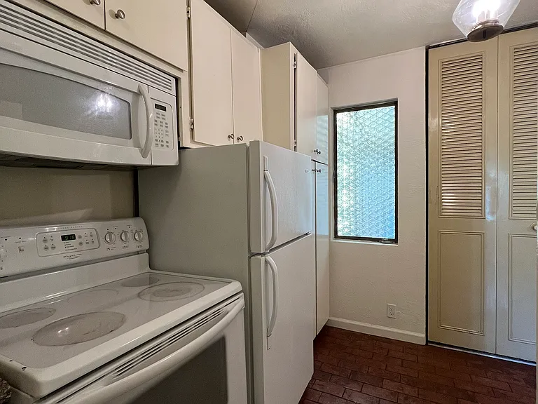 2541-2569 Le Conte Ave — Photo 29