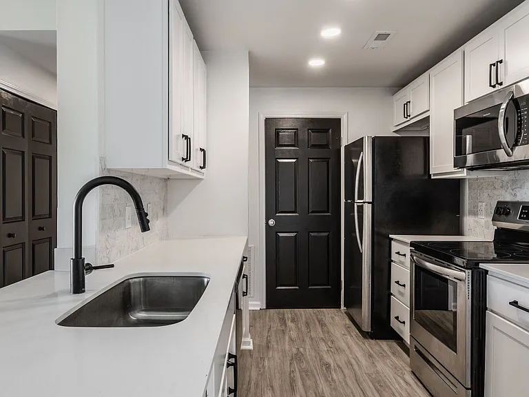 Sundance Apartments — Photo 9
