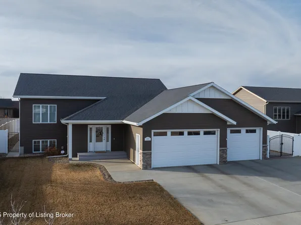 2421 8th St W, Dickinson, ND 58601