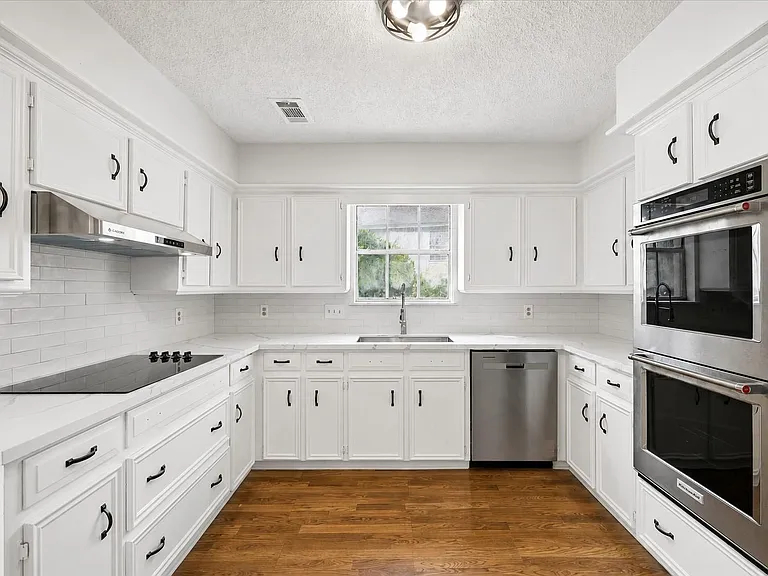 15823 Pebble Bend Dr — Photo 9