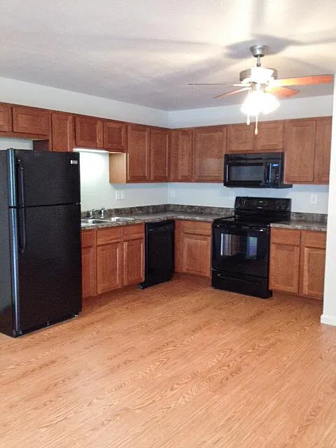 3 bed, 2.5 bath, 1450 sqft, $1,370 — Photo 2