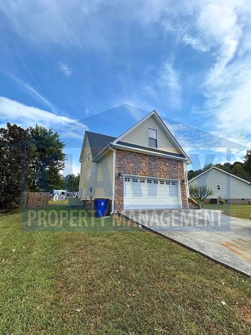 Three bedroom home w/ 2 car garage! — Photo 3