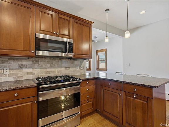 5th image of 8 E Willow Street