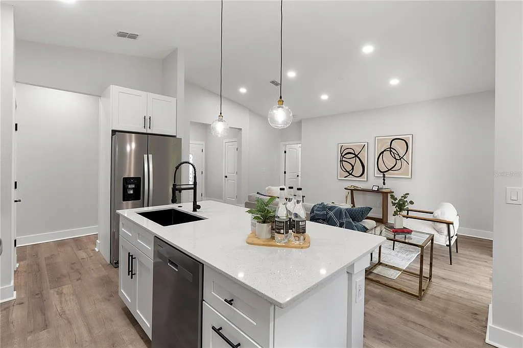 3 bed, 2.0 bath, 1648 sqft, $2,000 — Photo 4