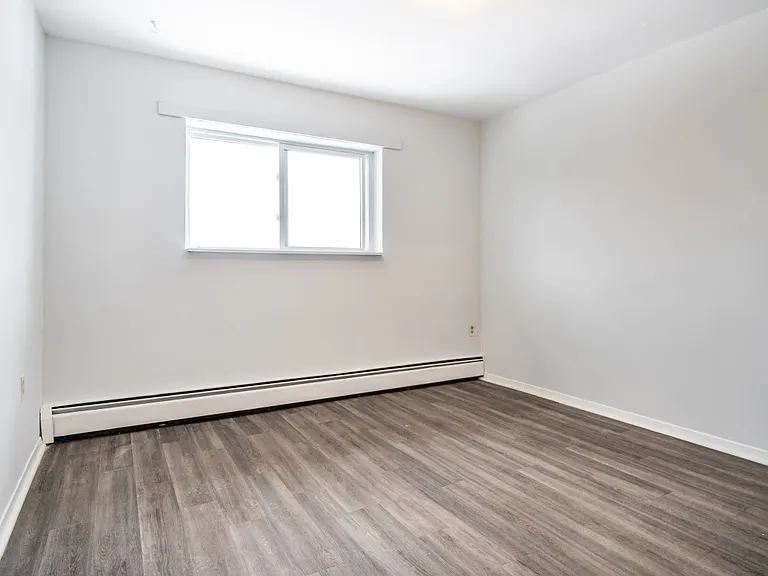 1123 Royal York Rd — Photo 9