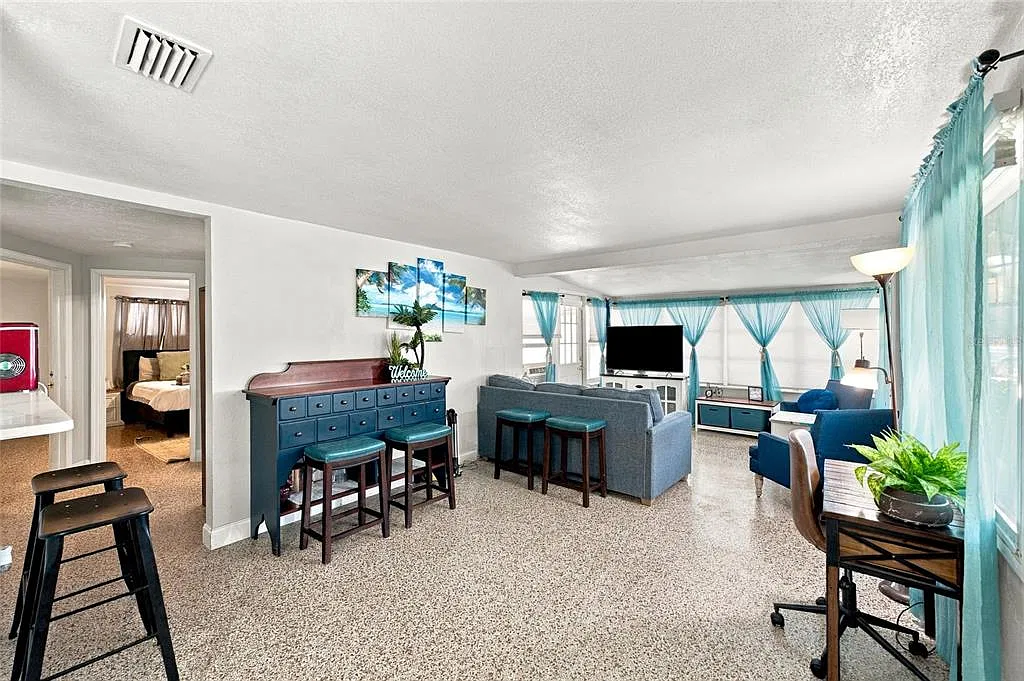 2 bed, 1.0 bath, 909 sqft, $2,400 — Photo 4