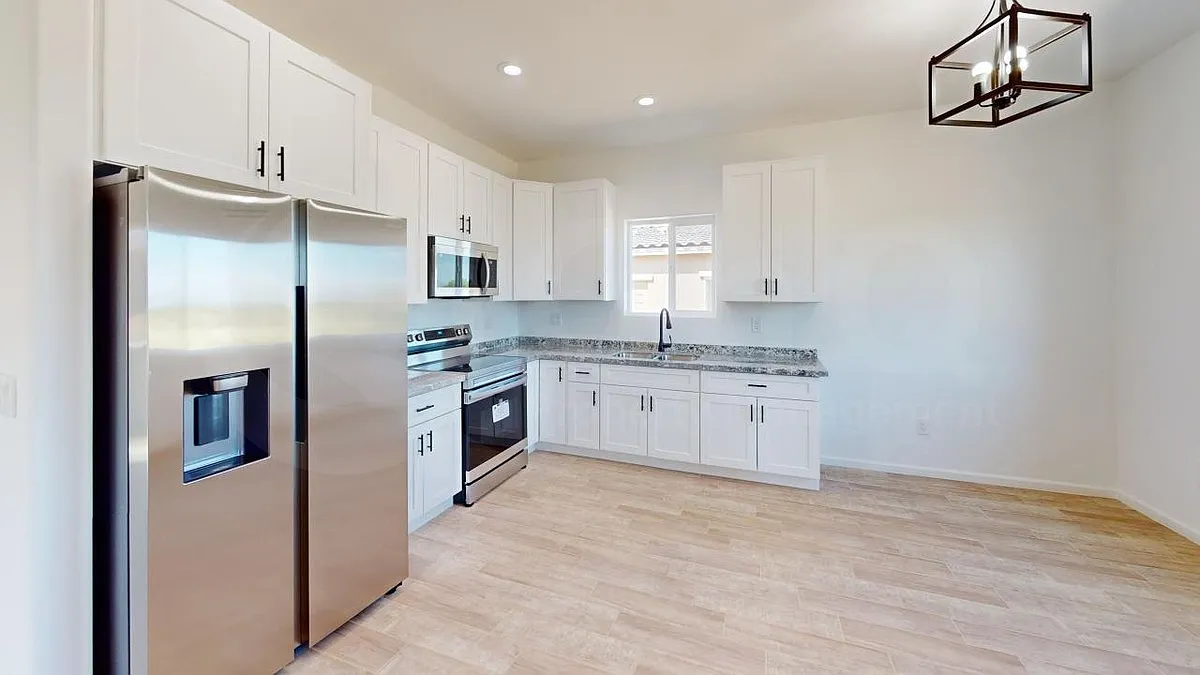 3 bed, 2.0 bath, 1079 sqft, $1,399 — Photo 2