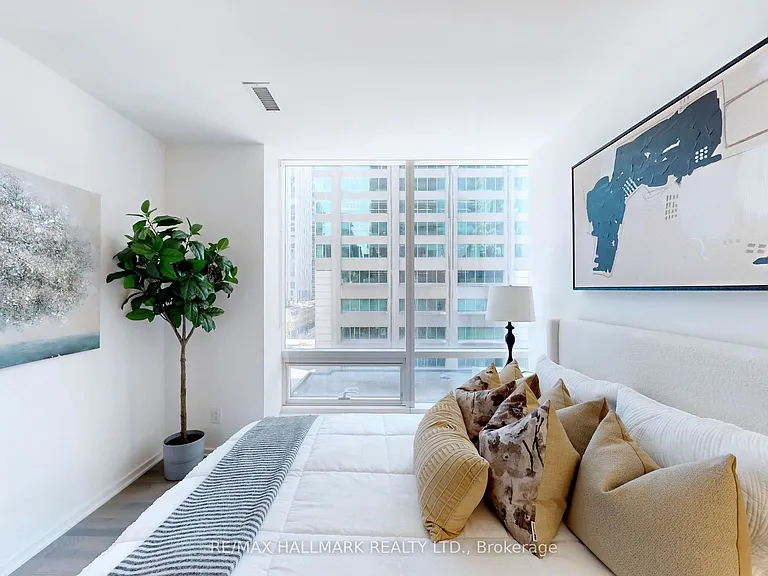 1 Bloor St E #520 — Photo 11