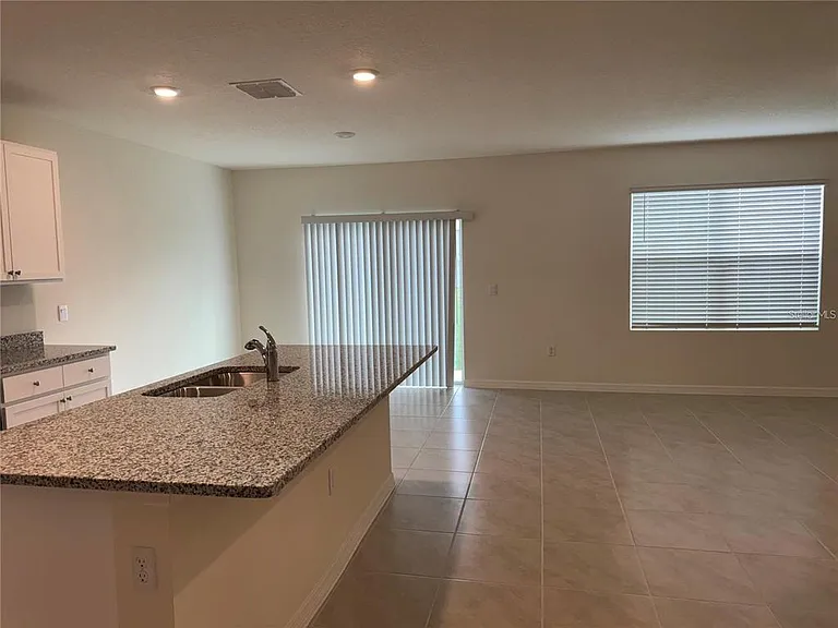 2572 Tulip Dr — Photo 2