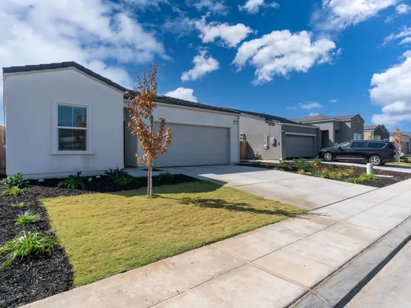1020 W Wayfarer Ln, Madera, CA 93636