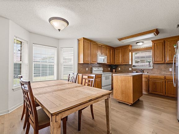 4th image of 104 W Jade Dr