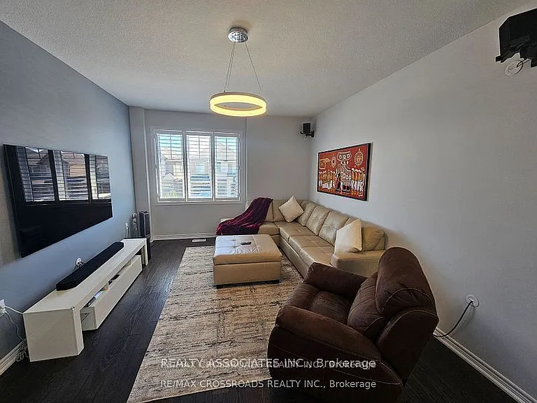 35 Cutts Cres — Photo 9