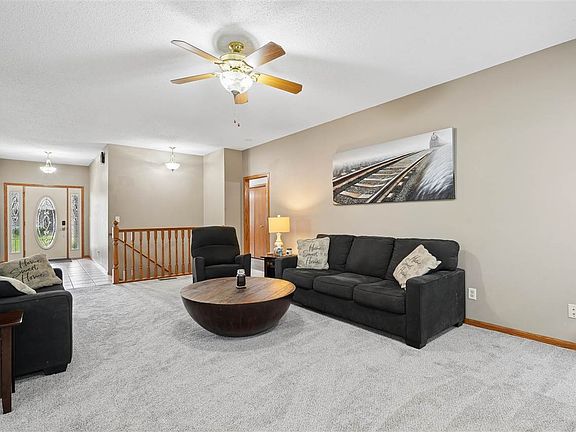 4th image of 402 Windsor Dr