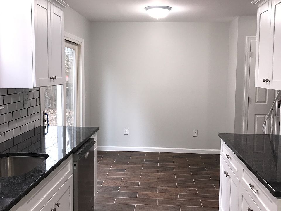 Kitchen/dining combo 