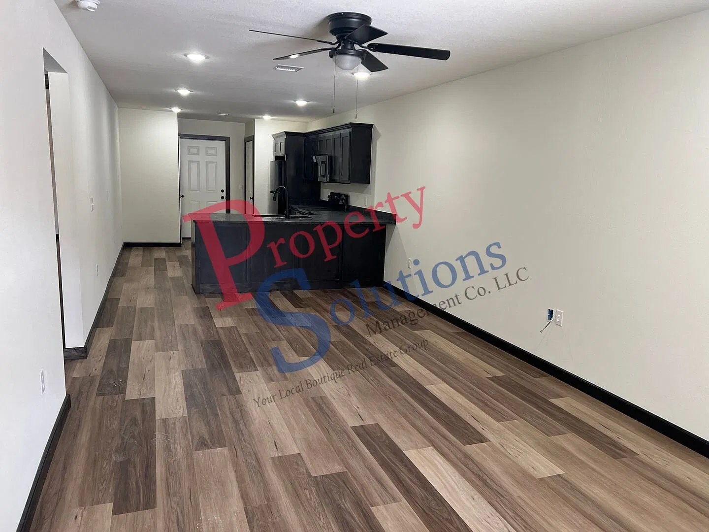 A touch of elegance in this : 2 bedroom 2 bath duplex — Photo 2