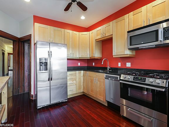 3rd image of 1444 W Rosemont Ave #2