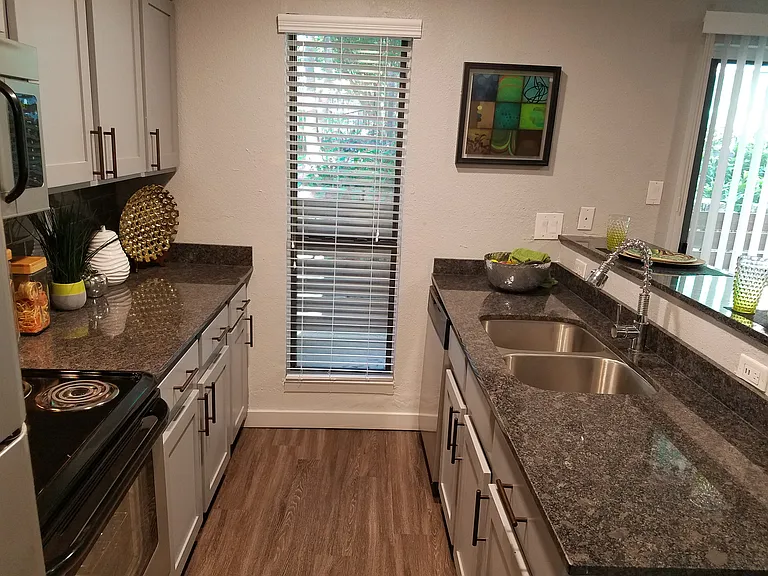 Verde Apartments — Photo 16