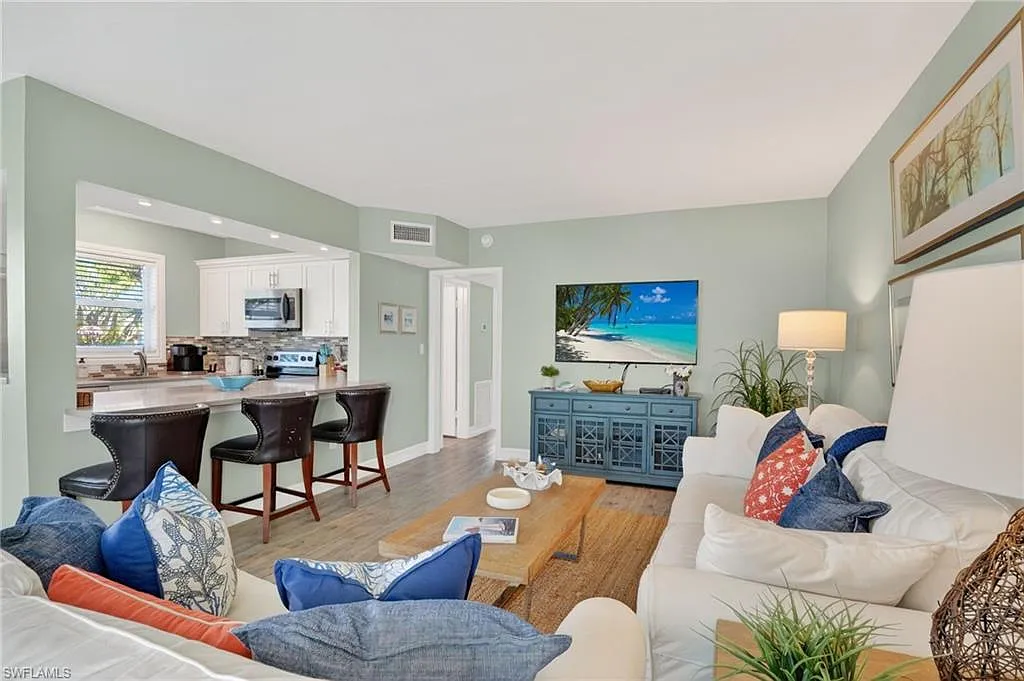 2 bed, 1.0 bath, 760 sqft, $6,400 — Photo 3