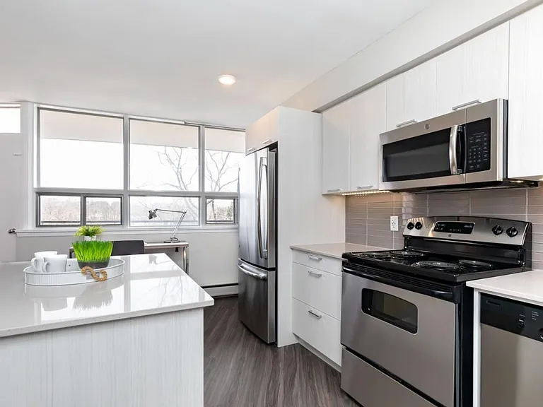 4340 Bloor St W — Photo 4