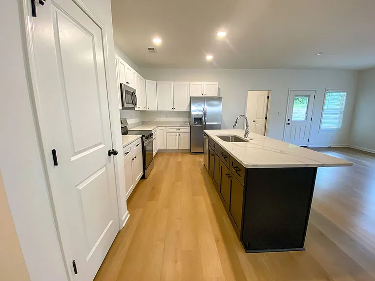 33 Oak Ave — Photo 7