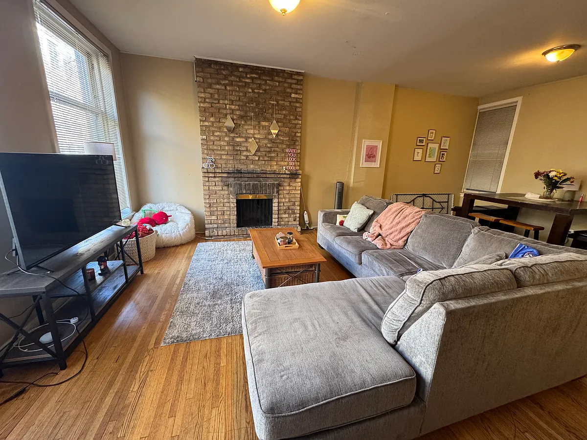 Building Photo - 1037 W Belden Ave #1