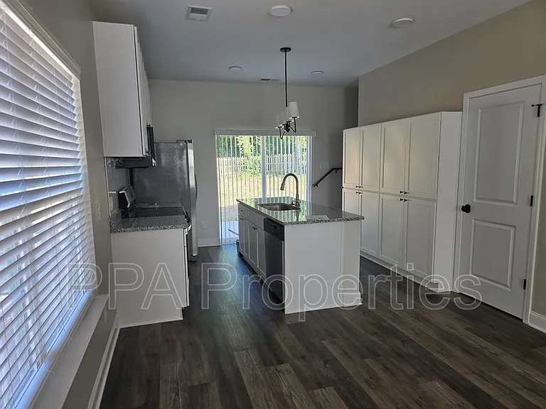 402 Giles St — Photo 27