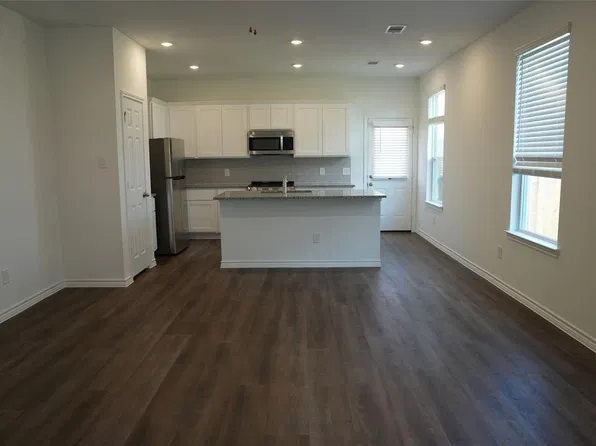 517 Oak Chase Ave, Dayton, TX 77535