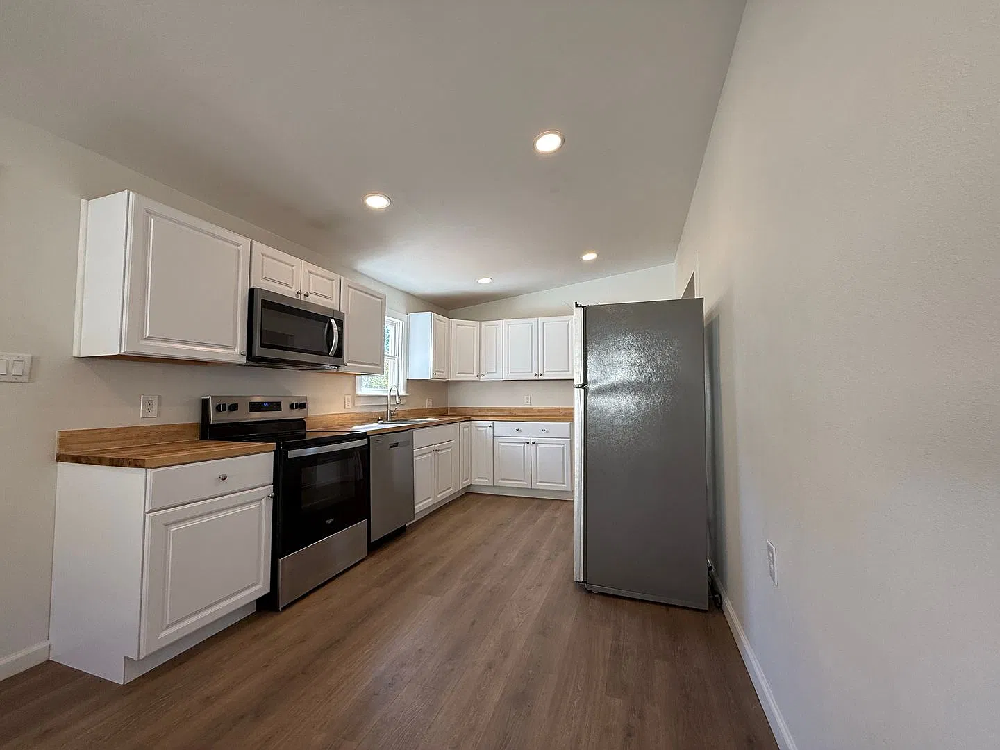 Adorable And Updated Home In Bronte Available Now! — Photo 3
