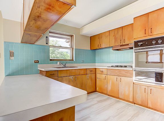 4th image of 735 E Saint Charles Pl