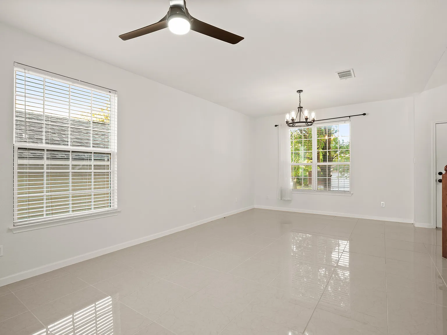 3 bed, 2.5 bath, 2446 sqft, $2,195 — Photo 3