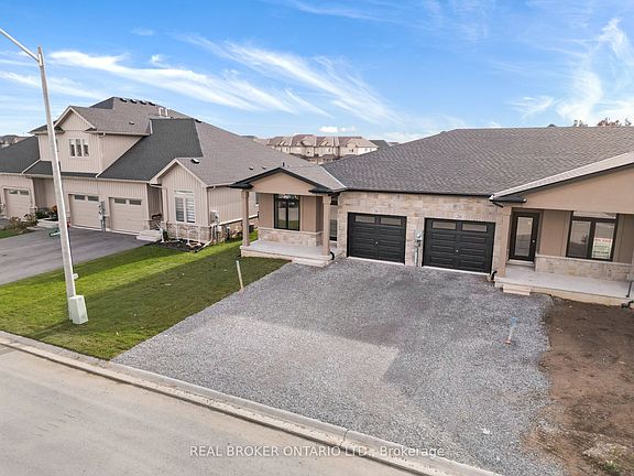 4th image of 26 Austin Dr