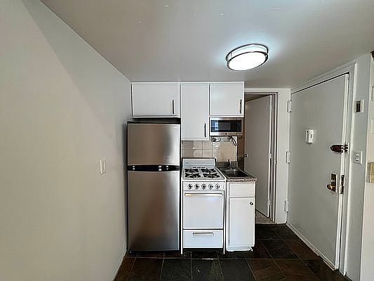 1st image of 453 W 46th St #5F