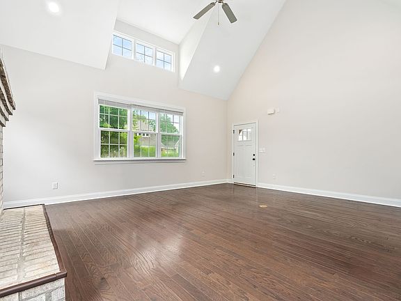 4th image of 826 Clear Spring Dr