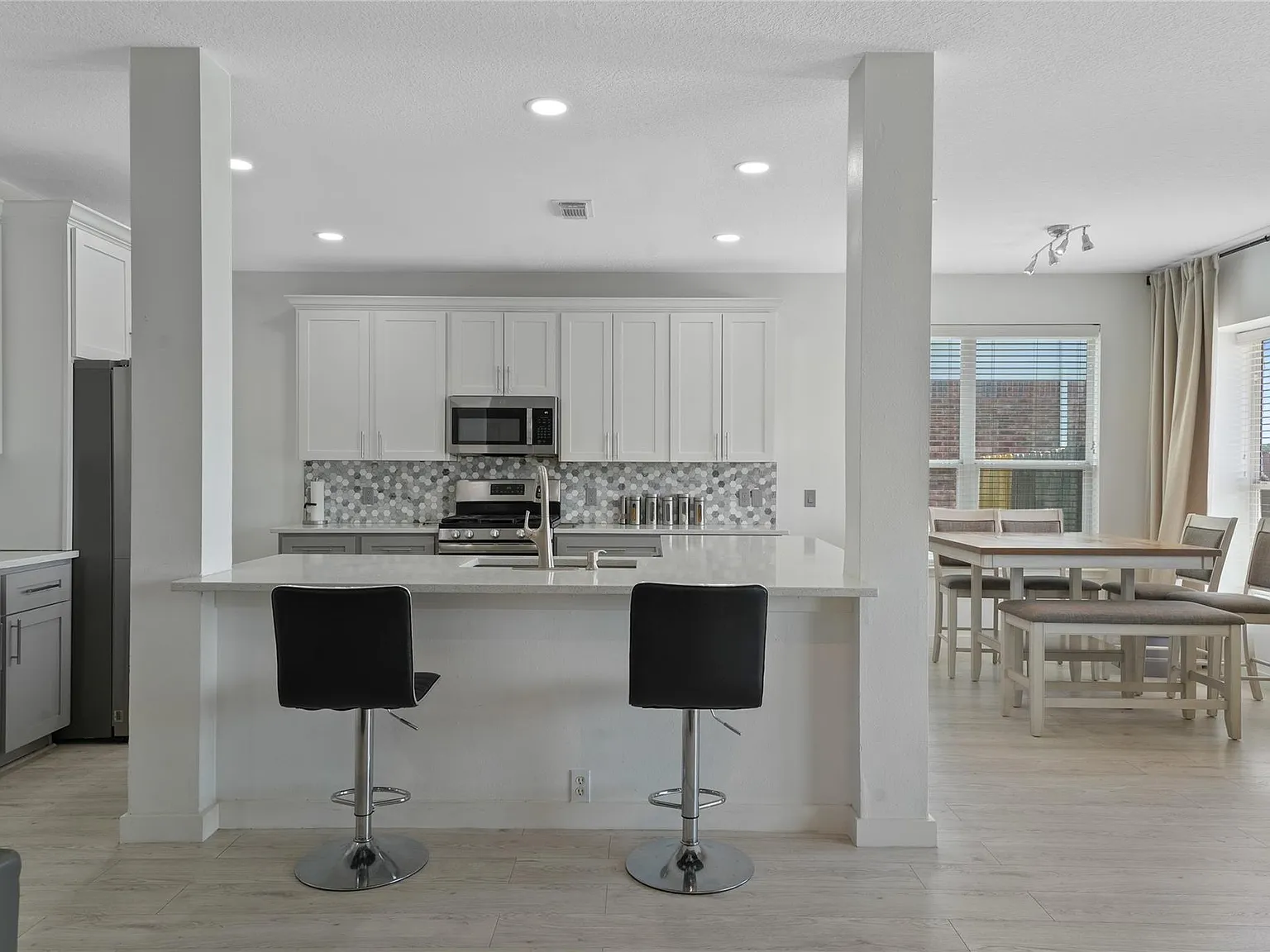 4 bed, 2.5 bath, 3216 sqft, $2,900 — Photo 4