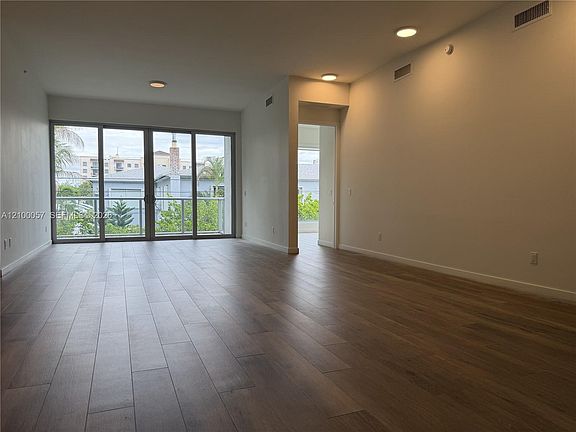 5th image of 529 SW 11th St #203