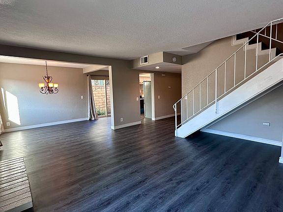 5th image of 165 Oak Forest Cir