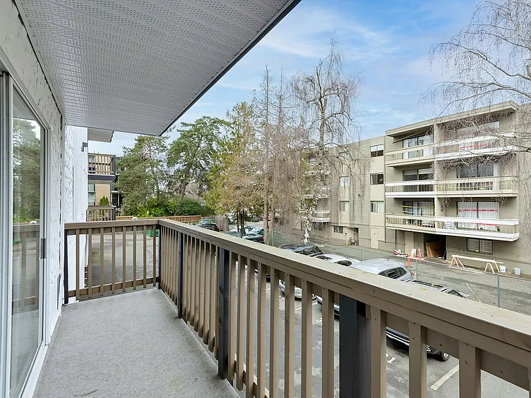 2230 Cadboro Bay Rd — Photo 33