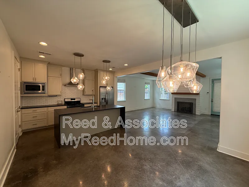 3 bed, 2.5 bath, 2303 sqft, $2,495 — Photo 4