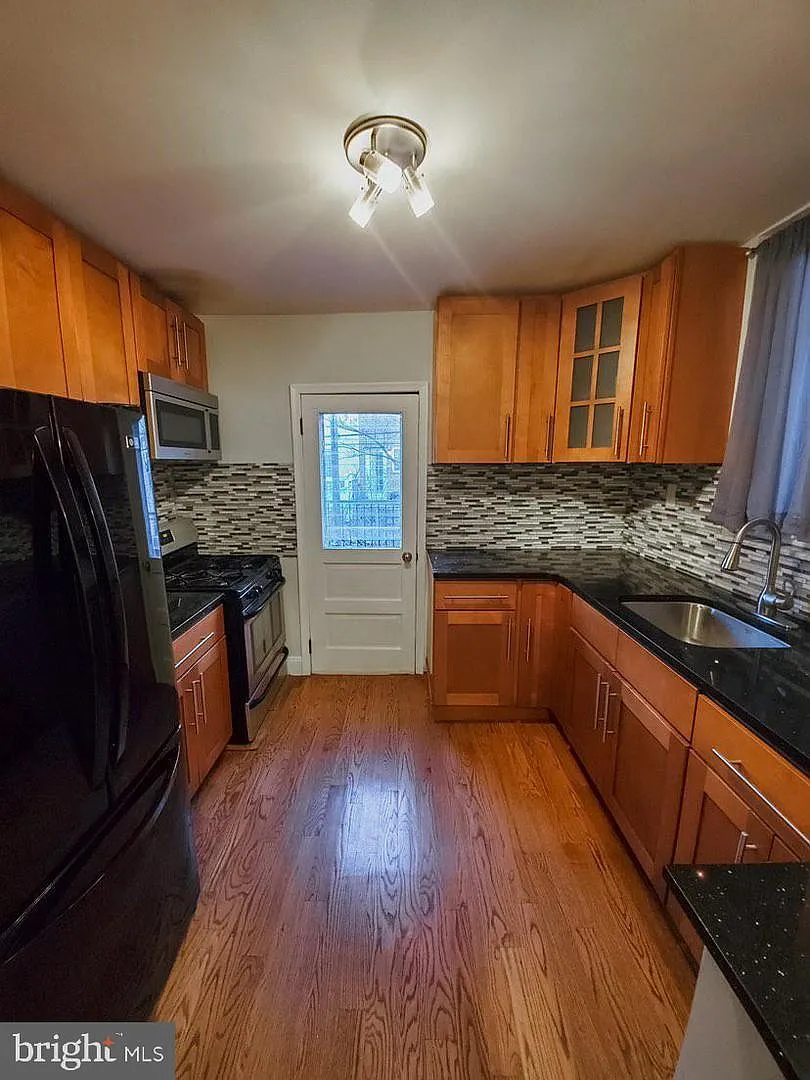 3 bed, 1200 sqft, $2,000 — Photo 4