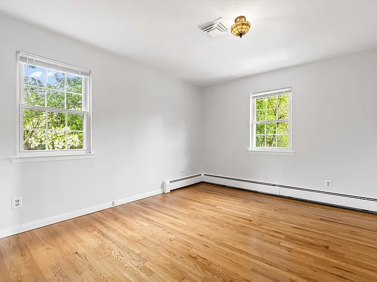 649 White Plains Rd — Photo 14