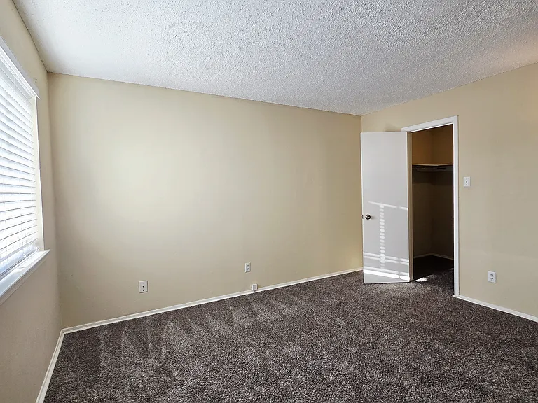 220 Village North Dr — Photo 7