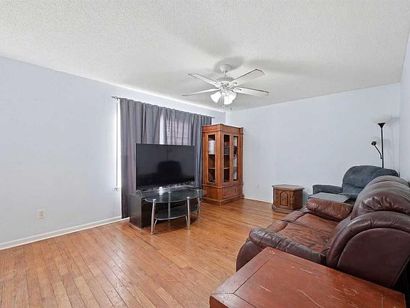 4th image of 128 S Ridgegate Way SW