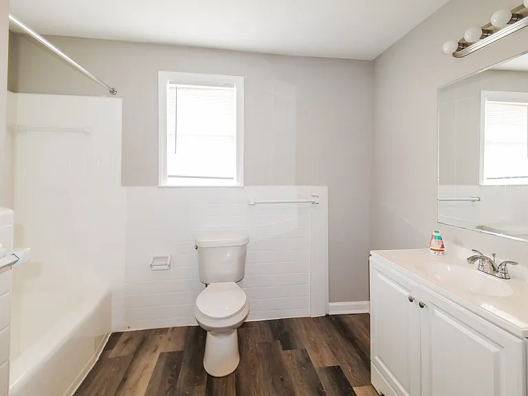 1557384_027_main_bathroom_13604827.jpg