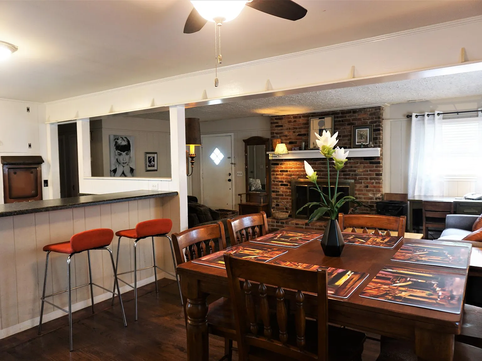 3 bed, 2200 sqft, $1,650 — Photo 4