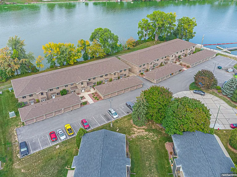 410 Fox Shores Dr — Photo 21