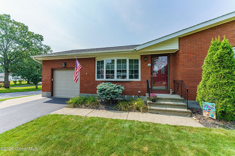 3rd image of 8 Pettibone Drive