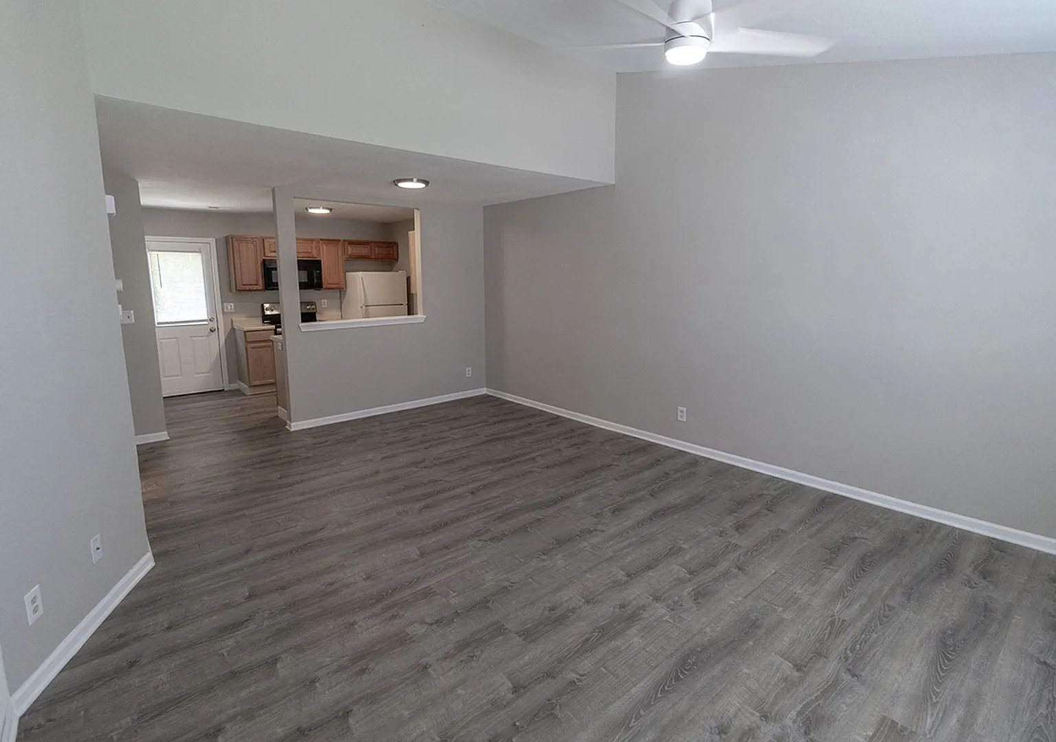 3 Bedroom Duplex! — Photo 2