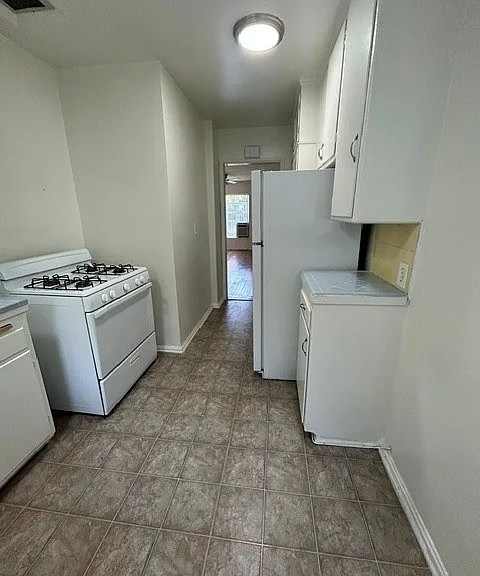 1340 N. June St/6616-6622 De Longpre Ave. — Photo 5