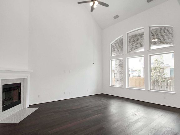 5th image of 216 Fontainebleau St
